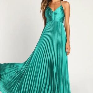 Lulu’s Pleated Satin Maxi Dress in GREEN NWT
